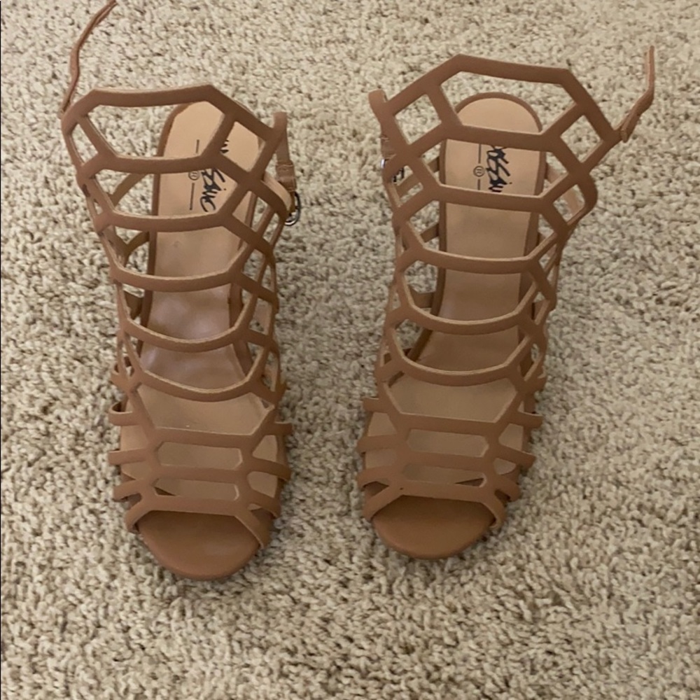 Caged target heel nude
